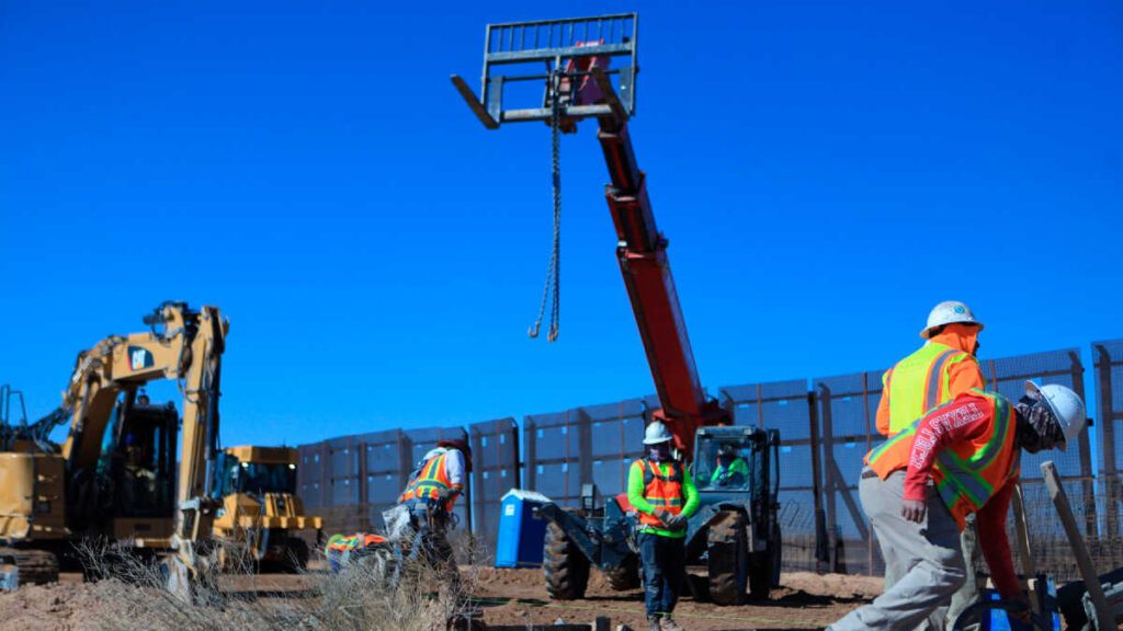 Joe Biden ordena detener construcción del muro de Trump y proteger a dreamers thumbnail