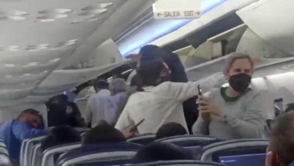 Pasajeros de vuelo comercial gritan insultos a AMLO thumbnail