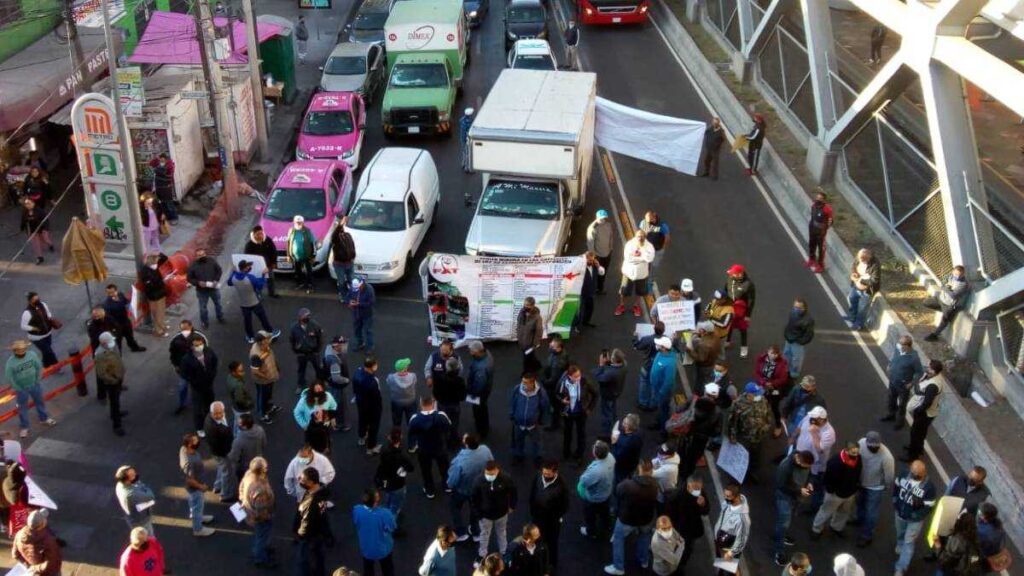 Transportistas bloquean vialidades en la CDMX exigen aumentar tarifa thumbnail