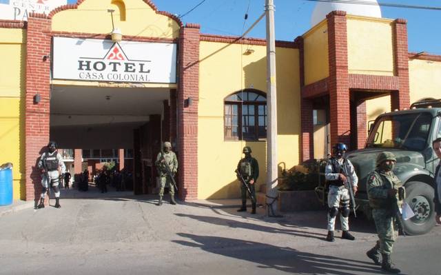Resguardan militares y policías a 100 migrantes en hotel