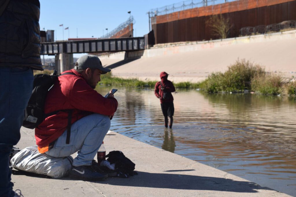 Migrantes esquivan a militares, cruzan a EEUU por puerta en muro fronterizo thumbnail
