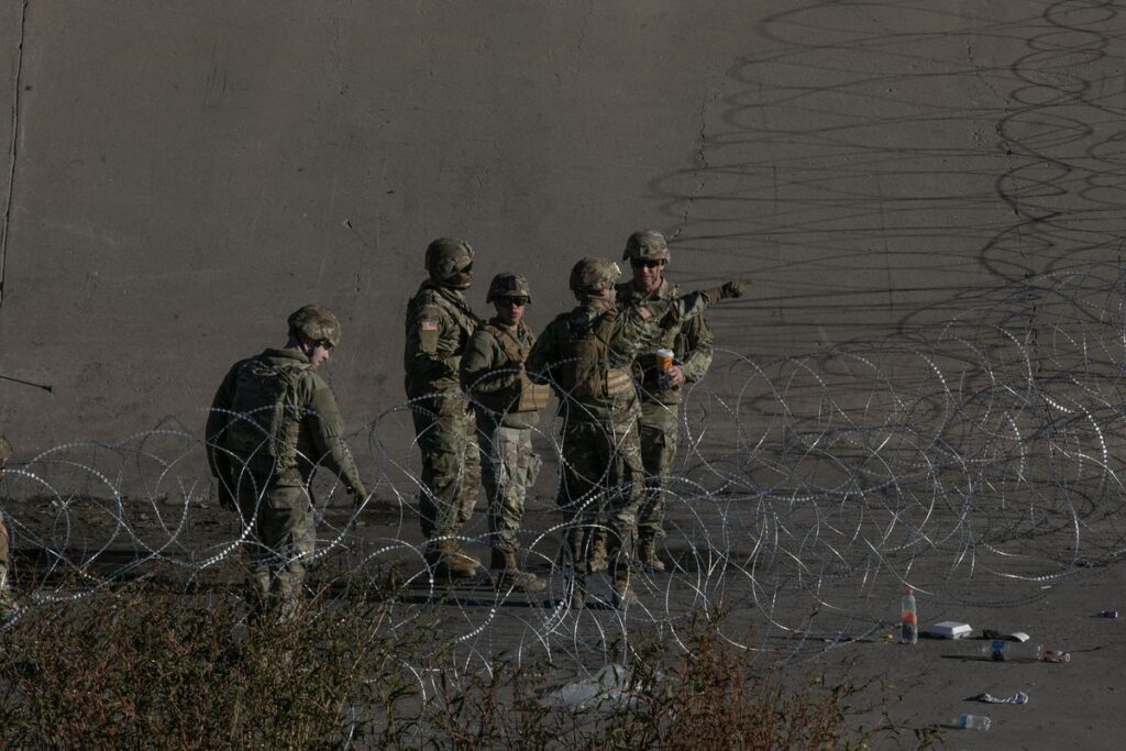 Texas militariza el río Bravo en el cruce entre Ciudad Juárez y El Paso thumbnail