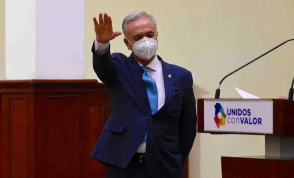 Vinculan a proceso a exsecretario de Salud en Chihuahua por uso ilegal de atribuciones y facultades thumbnail