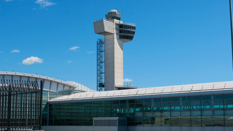 Albergarán a mil migrantes en hangar del aeropuerto de Nueva York thumbnail