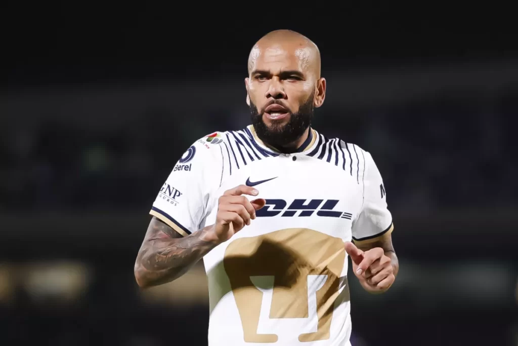 Alves anuncia que regresa a Pumas, en medio de una acusación por agresión sexual thumbnail