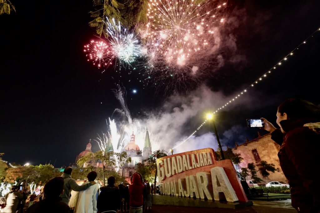 CON MÚSICA Y PIROTECNIA DEL FESTIVAL DE INVIERNO ILUSIONANTE, GUADALAJARA RECIBIÓ EL AÑO NUEVO 2023 thumbnail