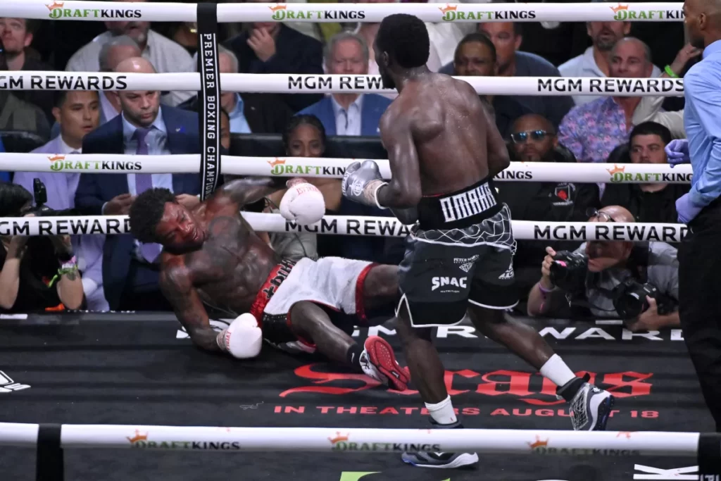 Crawford unifica cetros welter; vence por nocaut técnico a Spence thumbnail