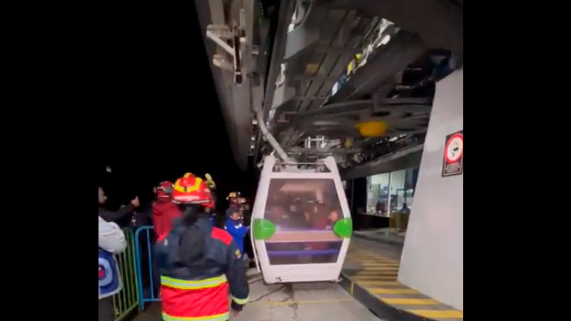 Pasajeros de teleférico en Quito se quedan atrapados; el rescate duró más de 10 horas thumbnail