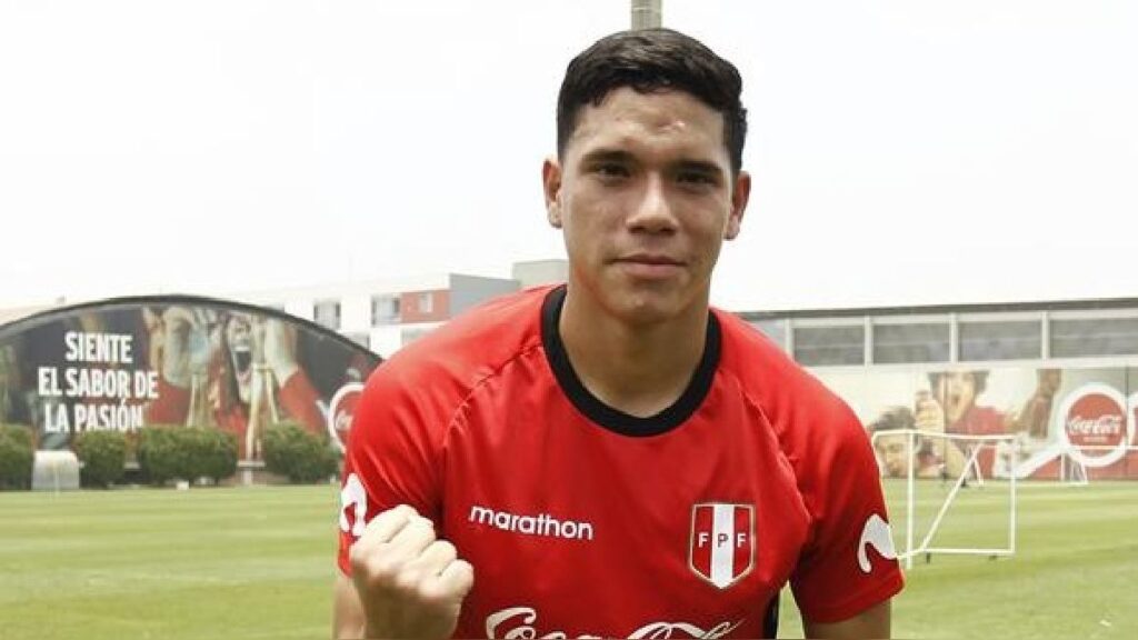 Ya puso la firma Yuriel Celi se convirtió en nuevo jugador de Universitario de Deportes thumbnail