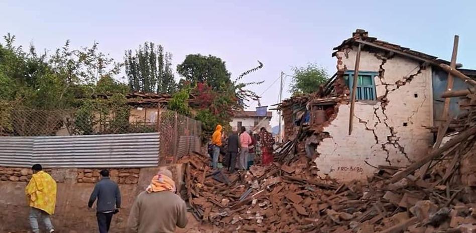 Trágico despertar en Nepal terremoto de 6.4 deja al menos 157 muertos thumbnail