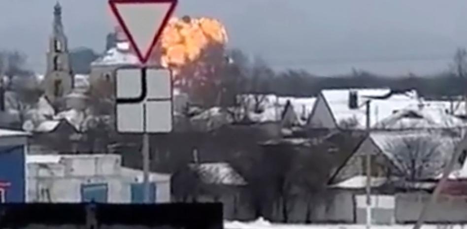 Avión ruso se desploma y mueren sus 74 ocupantes; 65 eran prisioneros ucranianos thumbnail