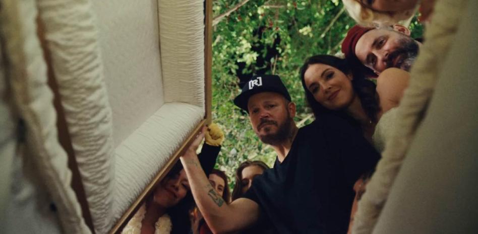 Residente lanza el tema y vídeo “Ron en el piso”, que hace un recorrido por su vida thumbnail