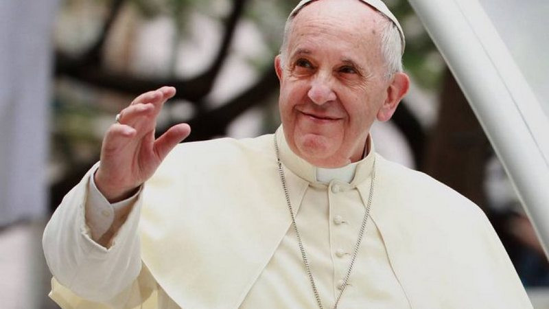 Papa Francisco asegura que es una “hipocresía” criticar la posibilidad de bendecir parejas gays thumbnail