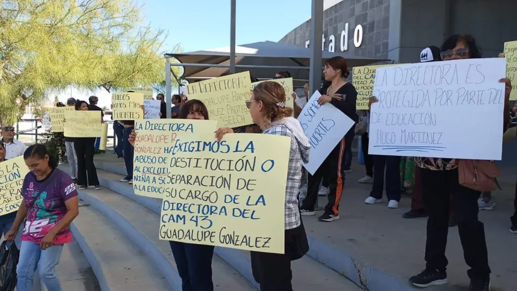 Padres de familia denuncian discriminación en CAM 43 y exigen destitución de la directora thumbnail