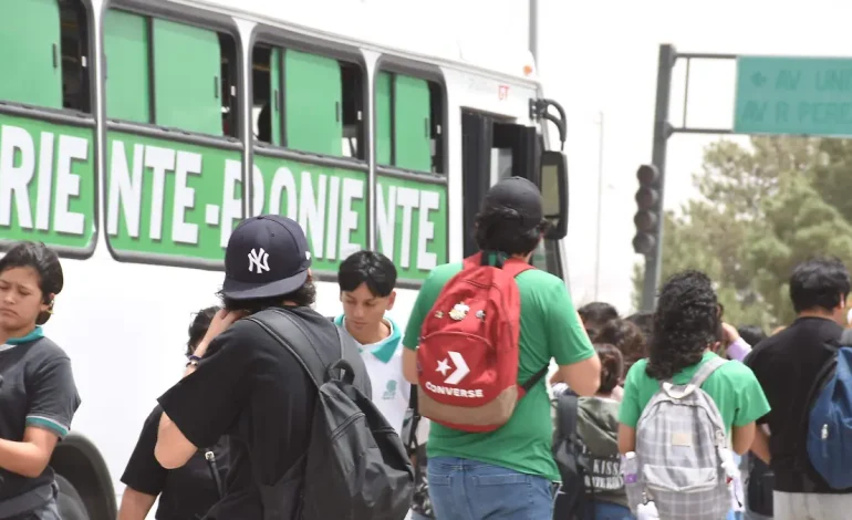  Exigen estudiantes transporte público digno 
