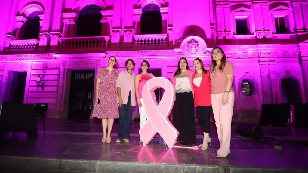 Iluminan el Centro Histórico de rosa en el marco del Mes de la Lucha contra el Cáncer de Mama thumbnail